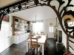 eine Küche mit einem Tisch und Stühlen im Zimmer in der Unterkunft No 4 Ainslie's Belvedere B&B in Bath