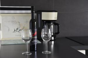dos copas de vino en un mostrador con una botella de vino en Apartment Paris, en Njivice