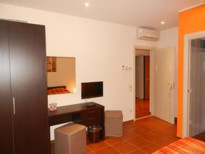 a living room with a desk and a television at B&B Ad Hoc in San Paolo D'Argon