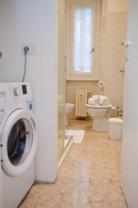 łazienka z pralką i toaletą w obiekcie GuestHost - Istria M5 Cozy Apartment w Mediolanie