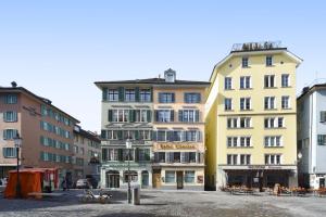 un groupe de bâtiments dans une rue d'une ville dans l'établissement Hotel Hirschen, à Zurich