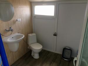 ソゾポルにあるМорска вила ***のバスルーム(トイレ、洗面台付)、窓が備わります。