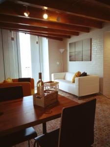 een woonkamer met een tafel en een witte bank bij Casa do Tejo de Alcochete in Alcochete