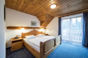 Postel nebo postele na pokoji v ubytování Garni Hotel Berc