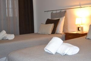 フンシャルにあるCentral Suite in Funchal 2Nのホテルルーム ベッド2台(白いタオル付)