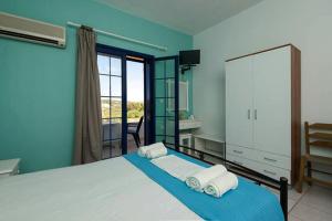 A bed or beds in a room at Contaratos Holiday Lettings
