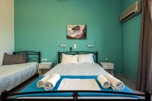 Postel nebo postele na pokoji v ubytování Contaratos Holiday Lettings