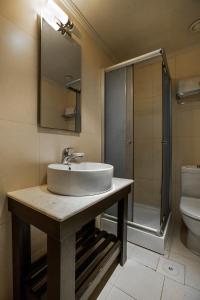 Ett badrum på Orient Queen Homes Hotel