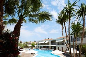 Bazén v ubytování Renaissance Hanioti Resort nebo v jeho okolí