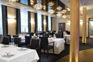 Hotel Senator في زبونشيني: غرفة طعام بطاولات بيضاء وكراسي وثريات