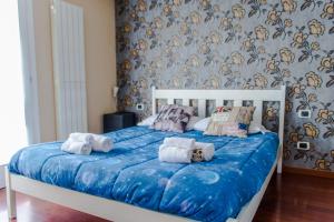 1 dormitorio con 1 cama con toallas en Milano Urban Penthouse, en Milán