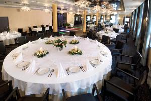 Reštaurácia alebo iné gastronomické zariadenie v ubytovaní Hotel Senator