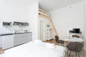 ベルリンにあるStudio Apartment for 3の白いキッチン(テーブル、椅子2脚付)