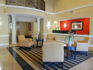 un vestíbulo con una sala de espera con sillas y mesas en Extended Stay America Suites - Denver - Aurora North en Aurora