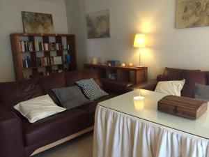 ein Wohnzimmer mit einem Sofa und einem Tisch in der Unterkunft Casa Azul in Ayamonte