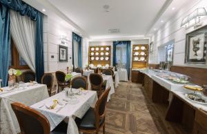 a restaurant with tables and chairs in a room at Hotel Barocco in Rome