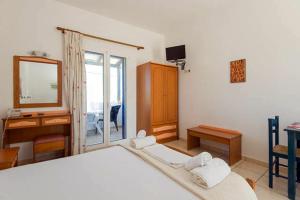 sypialnia z łóżkiem, biurkiem i lustrem w obiekcie Contaratos Holiday Lettings 2 w mieście Kithira +11 zdjęć