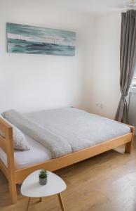 1 dormitorio con 1 cama y 1 mesa en Bardolino Apartment en Belgrado