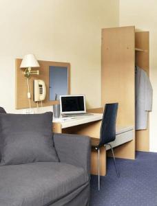 スルテにあるHotel Surteのデスク(ノートパソコン付)が備わる客室です。 +7枚の写真