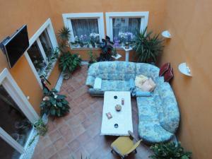 an aerial view of a living room with a blue couch at Appartementhaus Maria in Radstadt