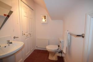 un bagno con un water bianco e un lavandino di Inishclare Cottages a Killadeas Altre 88 foto