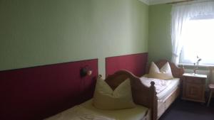 Postel nebo postele na pokoji v ubytování Landhotel Weingut Schulze