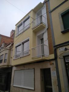 un edificio con balcones en un lateral en Apartamentos Bcntourism, en Pineda de Mar