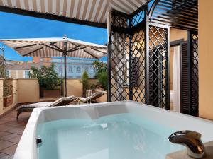 Bazén v ubytování Hotel Barocco nebo v jeho okolí