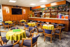 Hol lub bar w obiekcie Hotel Bezdez Stare Splavy