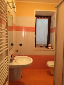 bagno con lavandino e servizi igienici di Appartamento Riva a Neive