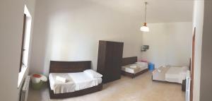 ガリポリにあるCasa Vacanza Mare Bluの小さなベッドルーム(ベッド2台、テーブル付)