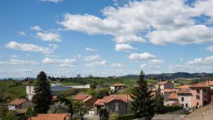 uma vista para uma cidade com casas e árvores em le tisseur des saveurs em Panissières