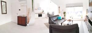 uma sala de estar com um sofá e uma mesa em FeWo WELL em Gladenbach