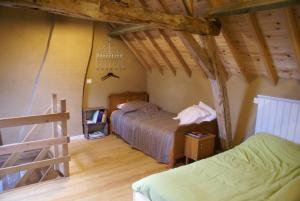 A bed or beds in a room at B&B De Metstermolen