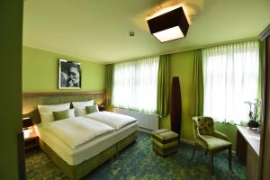 Кровать или кровати в номере MOMENTS Boutique Hotel +108 фотографий