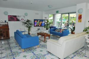 A television and/or entertainment centre at Hotel Le Terrazze