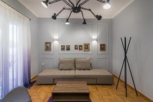 雅典的住宿－伊薩卡公寓，客厅配有沙发和桌子
