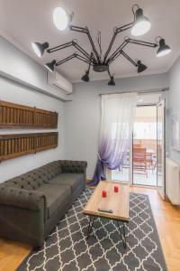 雅典的住宿－伊薩卡公寓，客厅配有沙发和桌子