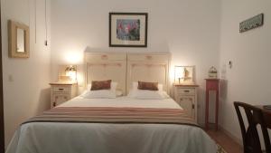 1 dormitorio con 1 cama blanca grande y 2 almohadas en Los Canaritos, en Las Palmas de Gran Canaria