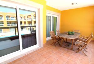 comedor con mesa y sillas en Anju Villas Bravo Apartments Cotillo, en Cotillo