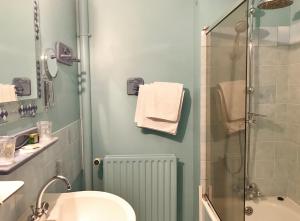 y baño con ducha, lavabo y aseo. en Manoir Henri IV, en Bessines-sur-Gartempe