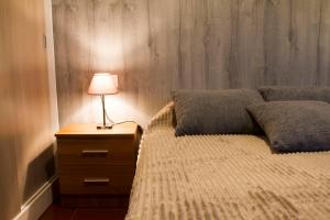Los AlbaricoquesにあるVivienda Rural Albaのベッドルーム1室(ナイトスタンドにランプ付)