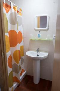 baño con lavabo y cortina de ducha en Vivienda Rural Alba, en Los Albaricoques