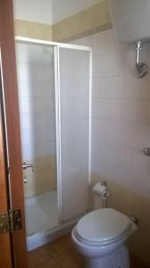 ein Bad mit einer Dusche, einem WC und einer Dusche in der Unterkunft Oasi in Porto Cesareo