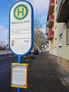 un cartel en una acera al lado de una calle en GreatStay Saarbrücken, en Saarbrücken
