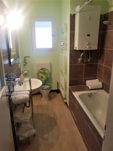 Kamar mandi di GreatStay Saarbrücken