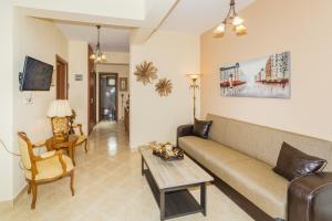 una sala de estar con un sofá y una mesa en House Maria, en Agios Nikolaos