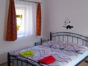 ein Schlafzimmer mit einem Bett mit einer Katze an der Wand in der Unterkunft Apartmán Marie in Český Krumlov