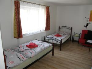 zwei Betten in einem Zimmer mit Fenster in der Unterkunft Apartmán Marie in Český Krumlov