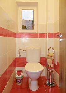 ein Bad mit WC und Fenster in der Unterkunft Apartmán Marie in Český Krumlov